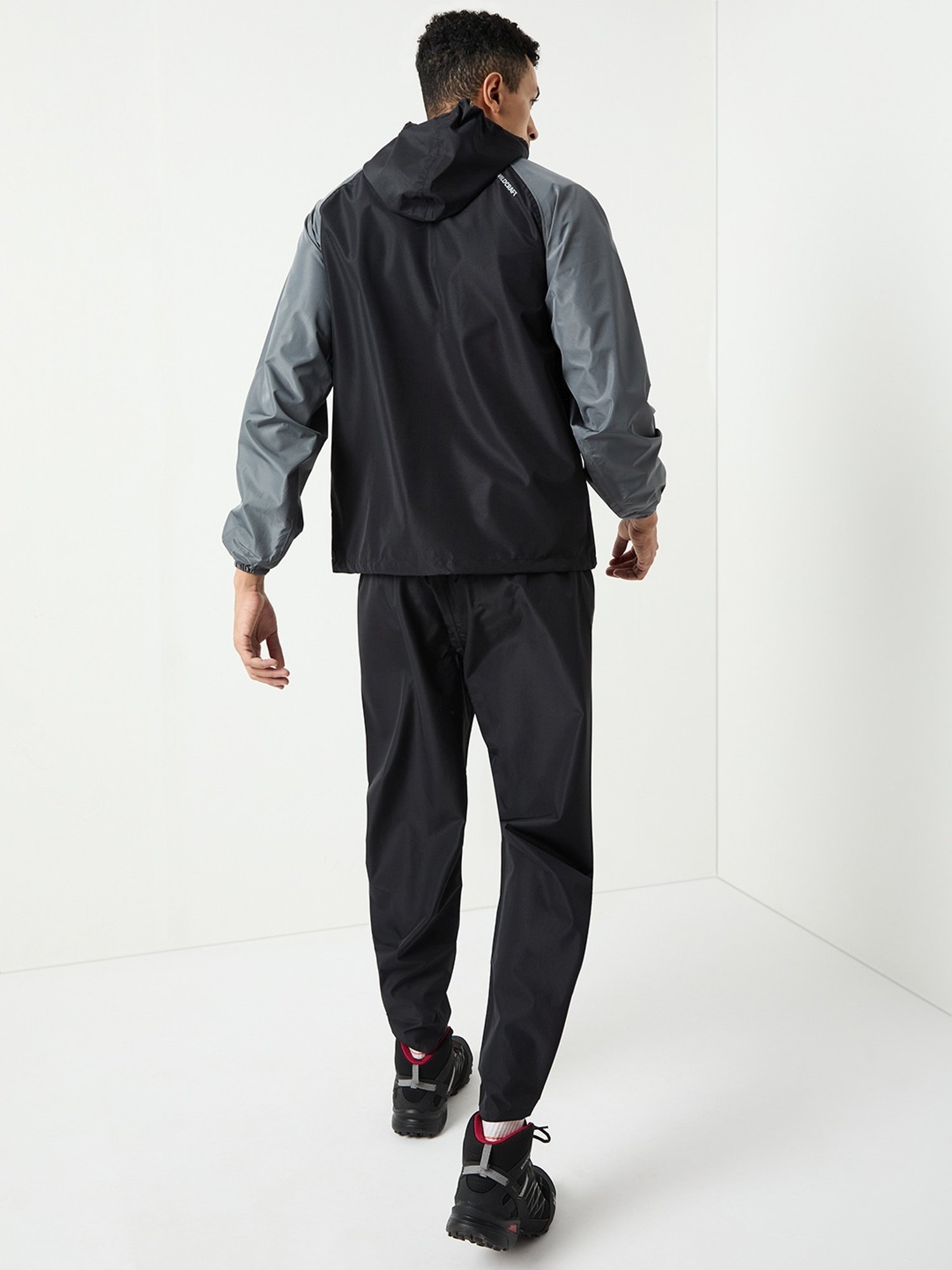 Wildcraft Black & Dark Grey Regular Fit Colour Block Raincoat Set