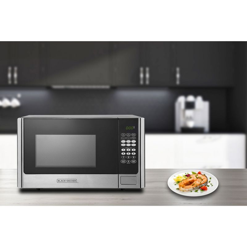 BLACK+DECKER 1.3 cu ft 1000 Watt Microwave Oven Black Stainless Steel