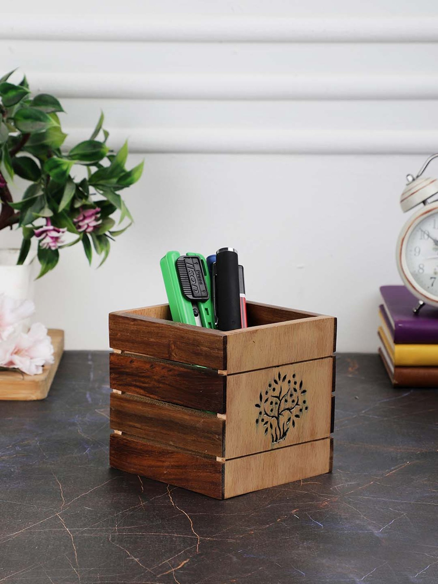 VarEesha Light Brown Sheesham Wood Penstand - Set of 1