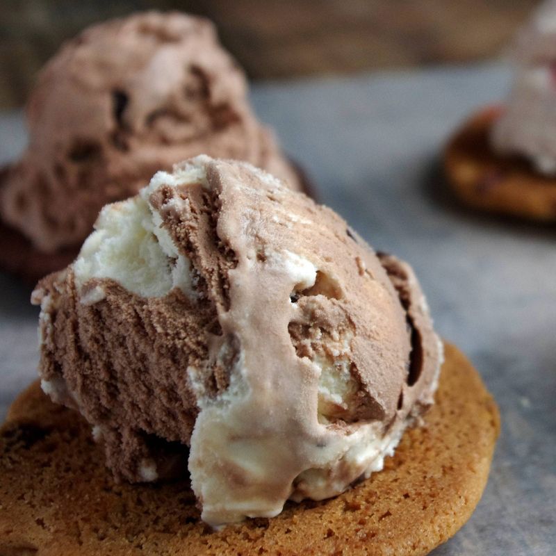 Kemps  Frozen Yogurt Twisted Dough Smooth & Creamy - 48oz