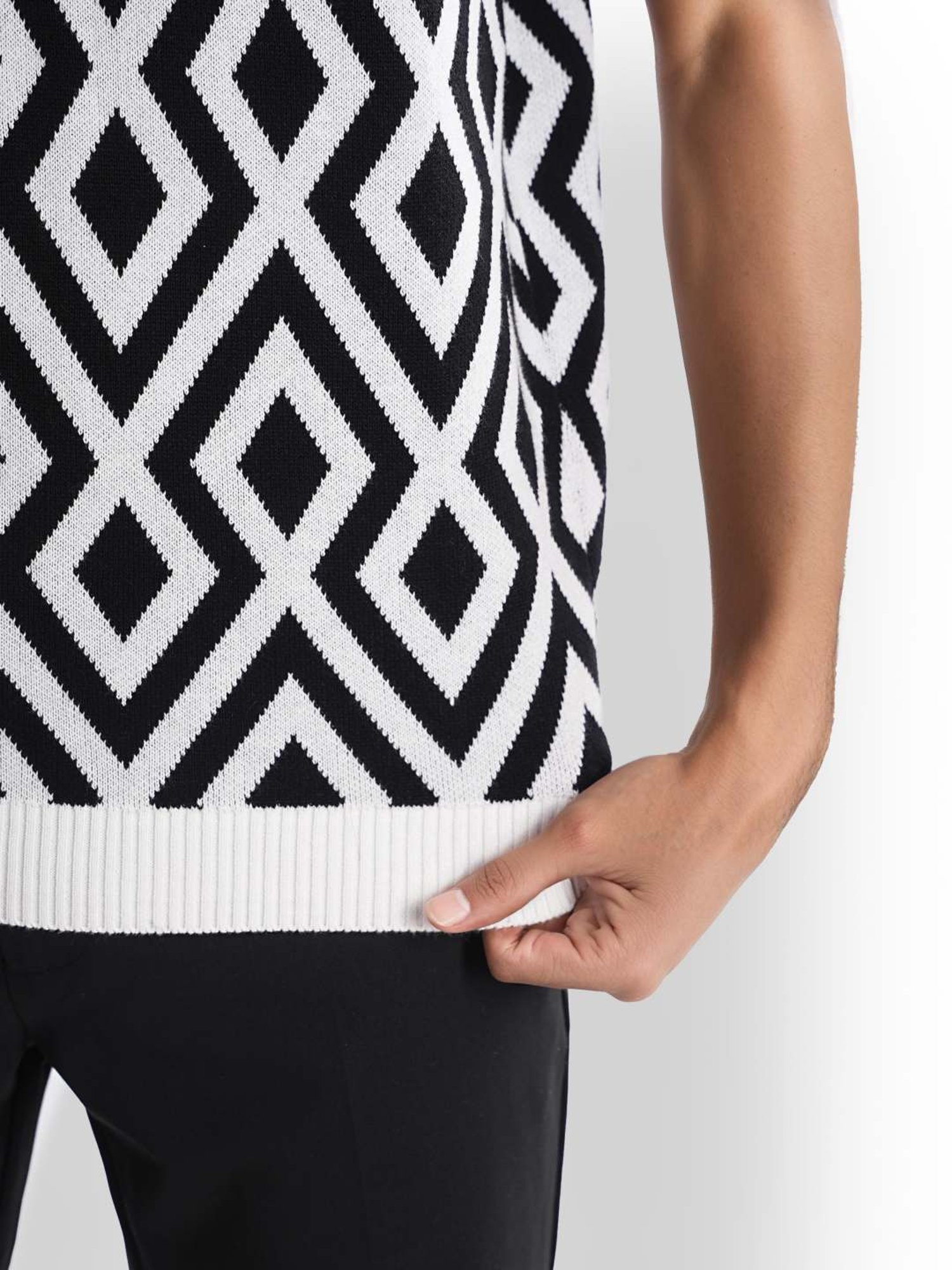 Celio* Black Regular Fit Printed Sweater