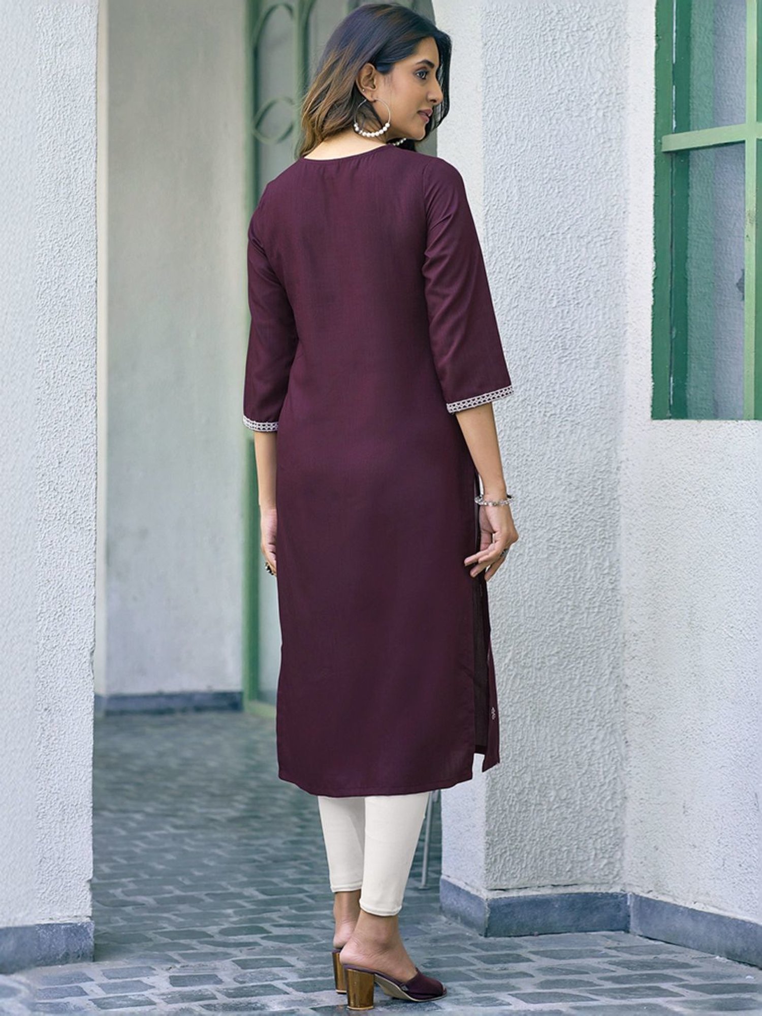 Skylee Purple Embroidered Straight Kurta