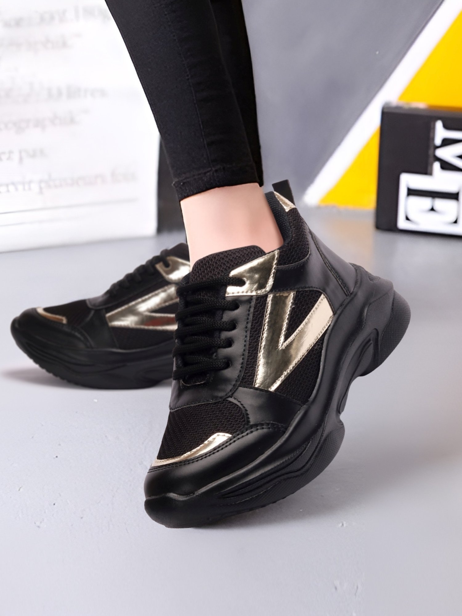 Iconics Women's Black Running Shoes