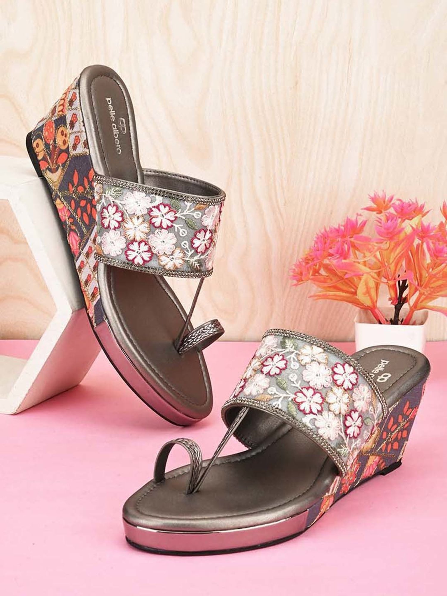 Pelle Albero Women's Grey Toe Ring Sandals