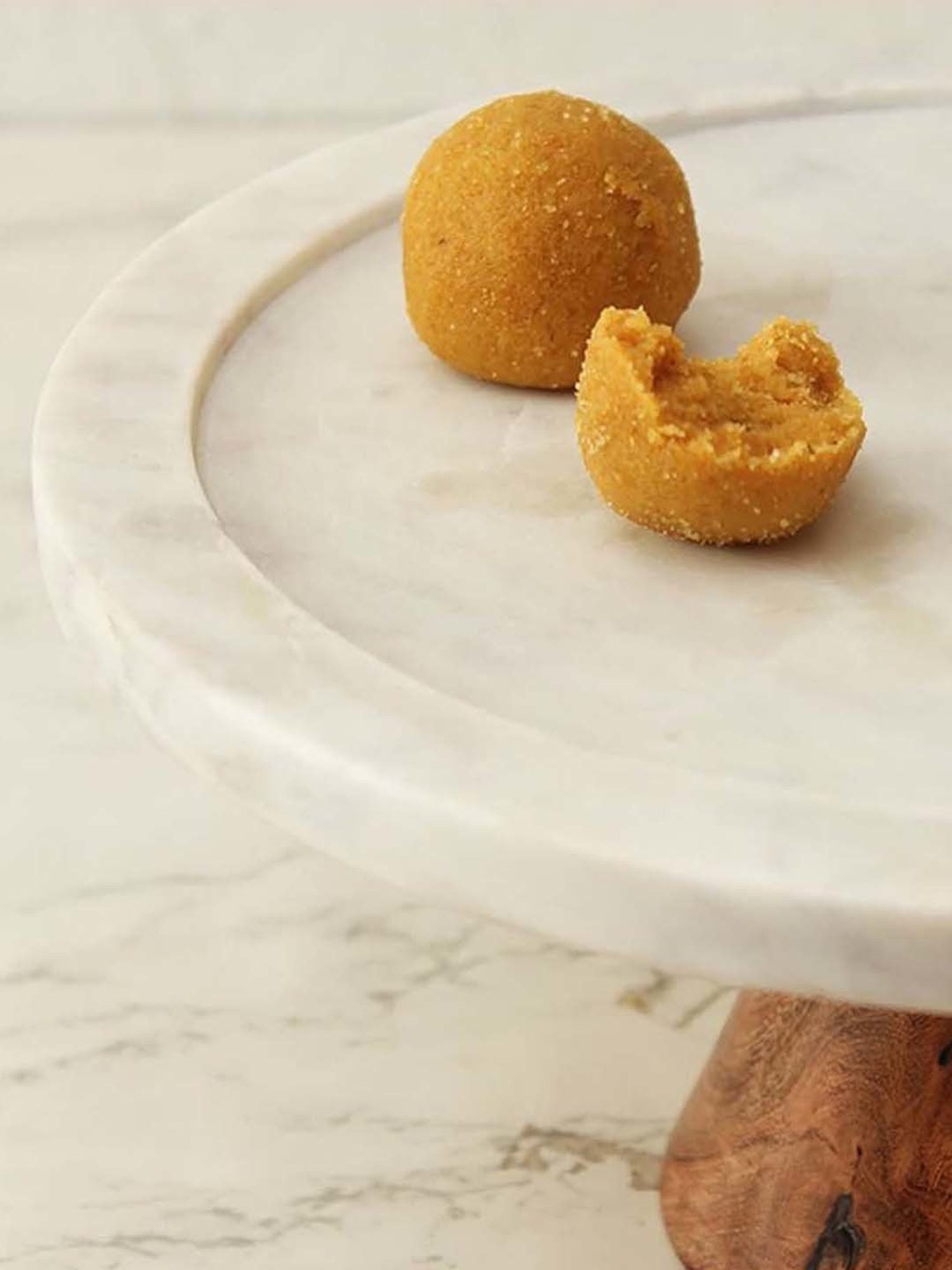 House This  White Marble Cake Stand