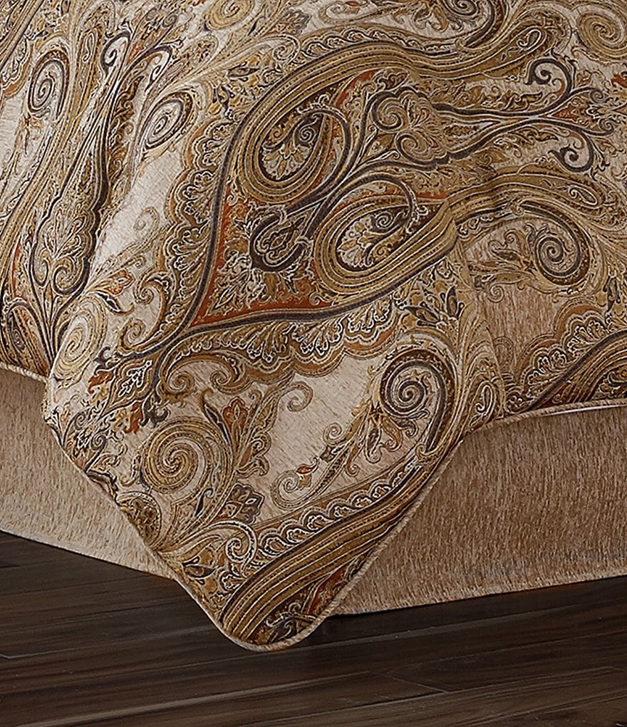 J. Queen New York Luciana Chenille Comforter Set