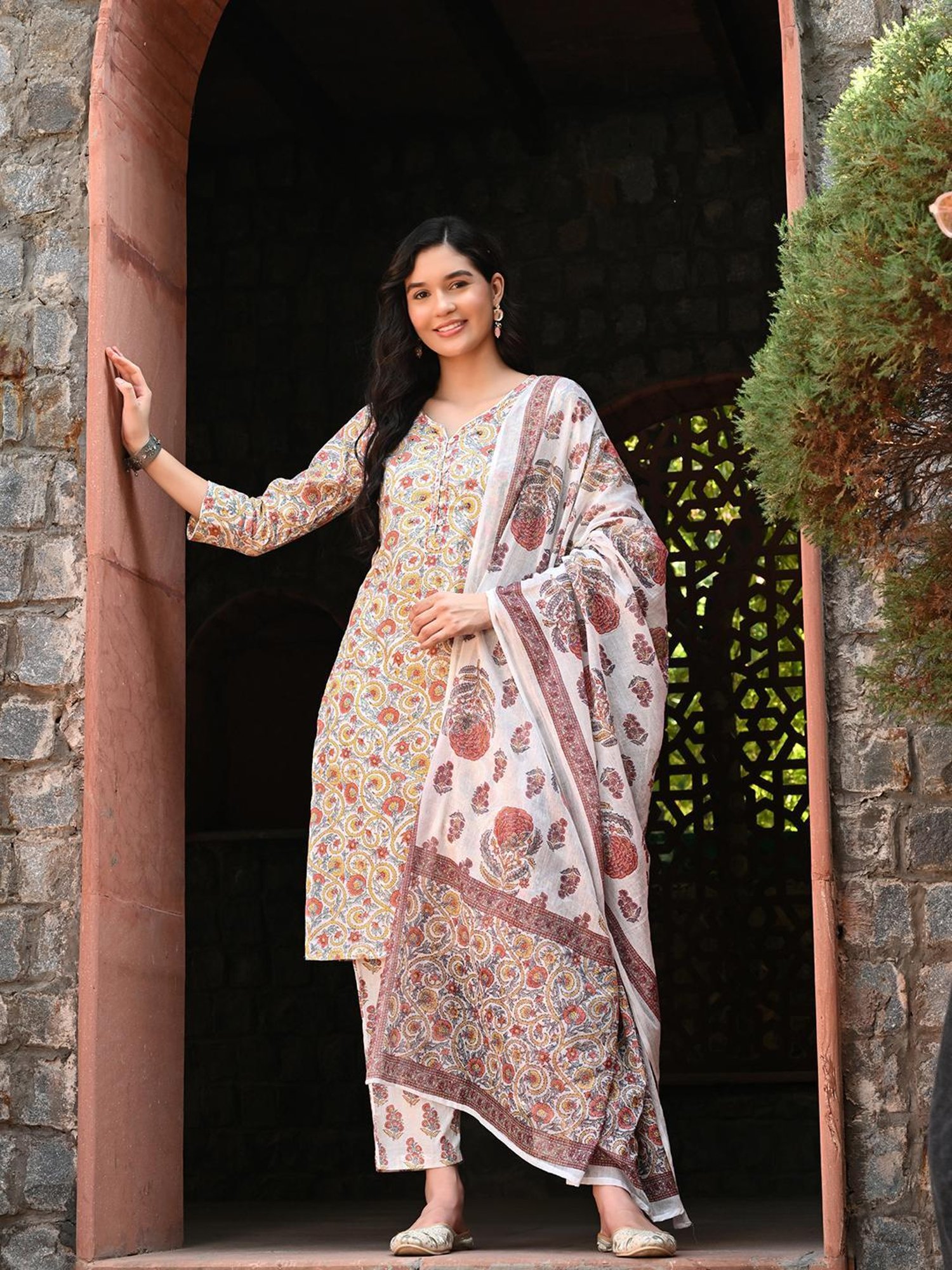 DECKEDUP Multicolor Floral Print Kurta With Pants & Dupatta