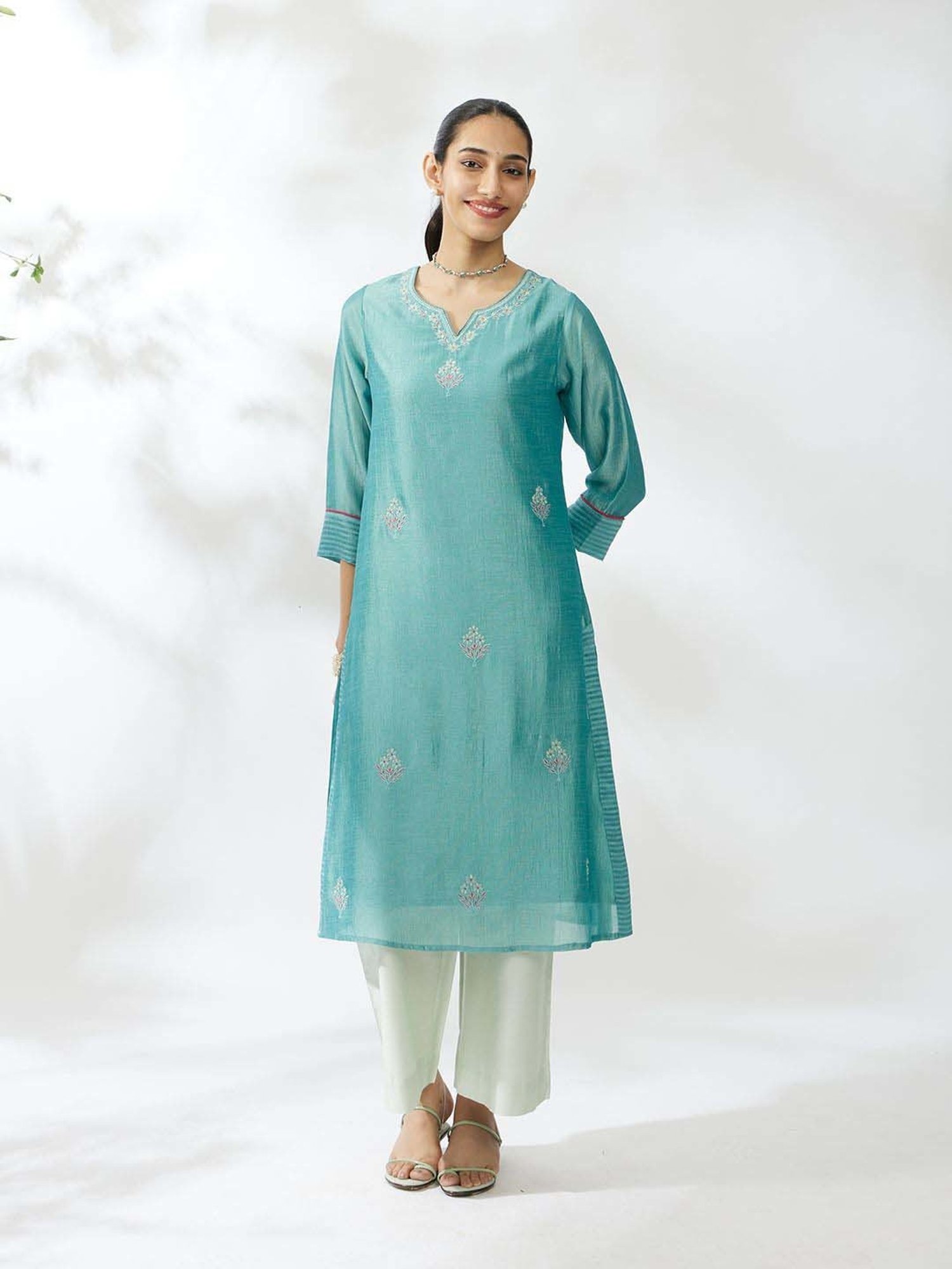 Daali Blue Embroidered Straight Kurta