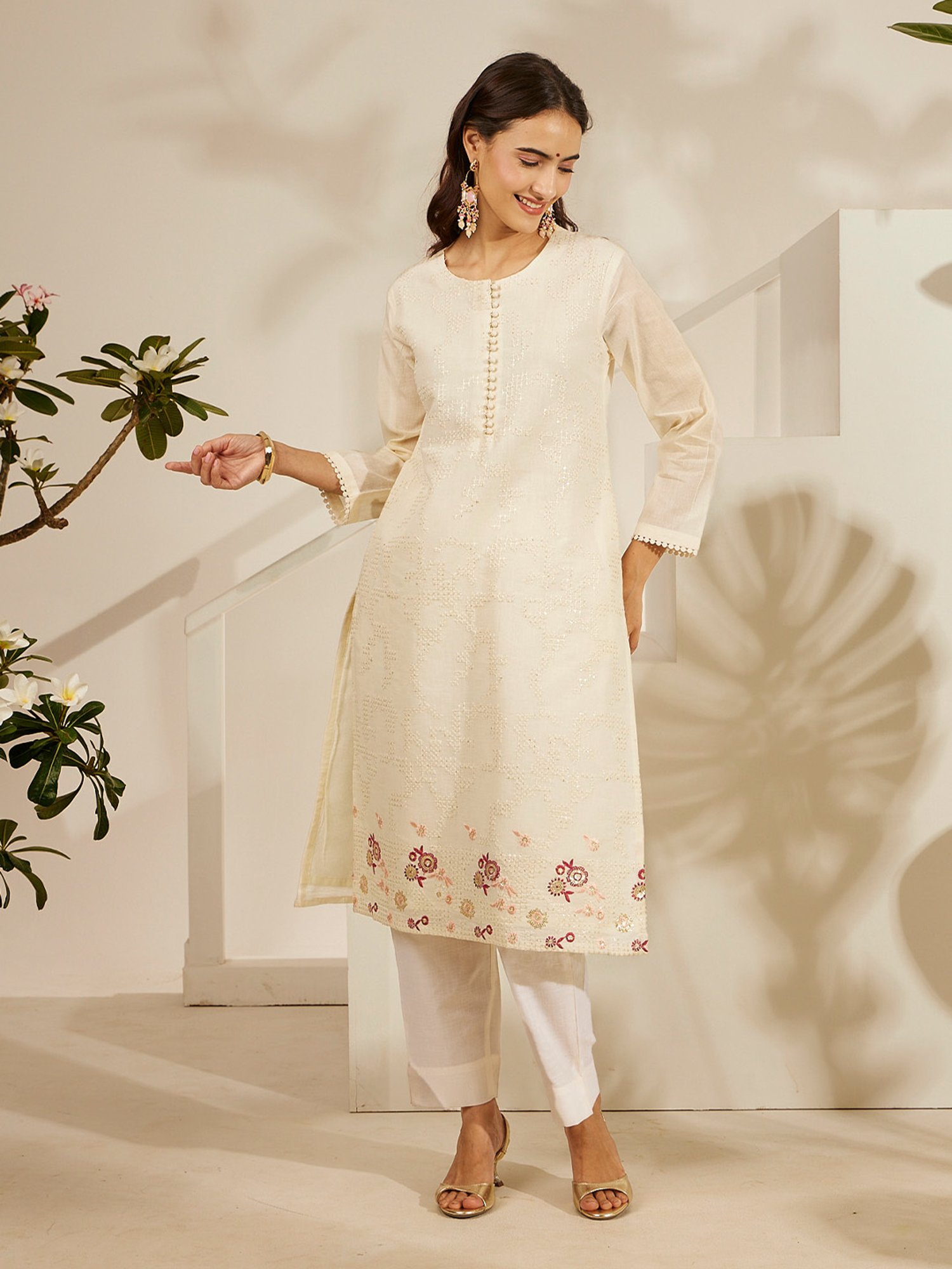 Daali Cream Mul Round Neck 3/4 Sleeves Summery Whites Kurta with Two Pockets