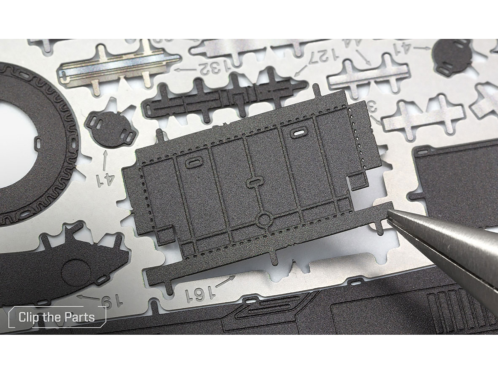 Skill 2 Model Kit U.S.S. Enterprise NCC-1701 Refit Starship "Star Trek" 1/537 Scale Model by AMT