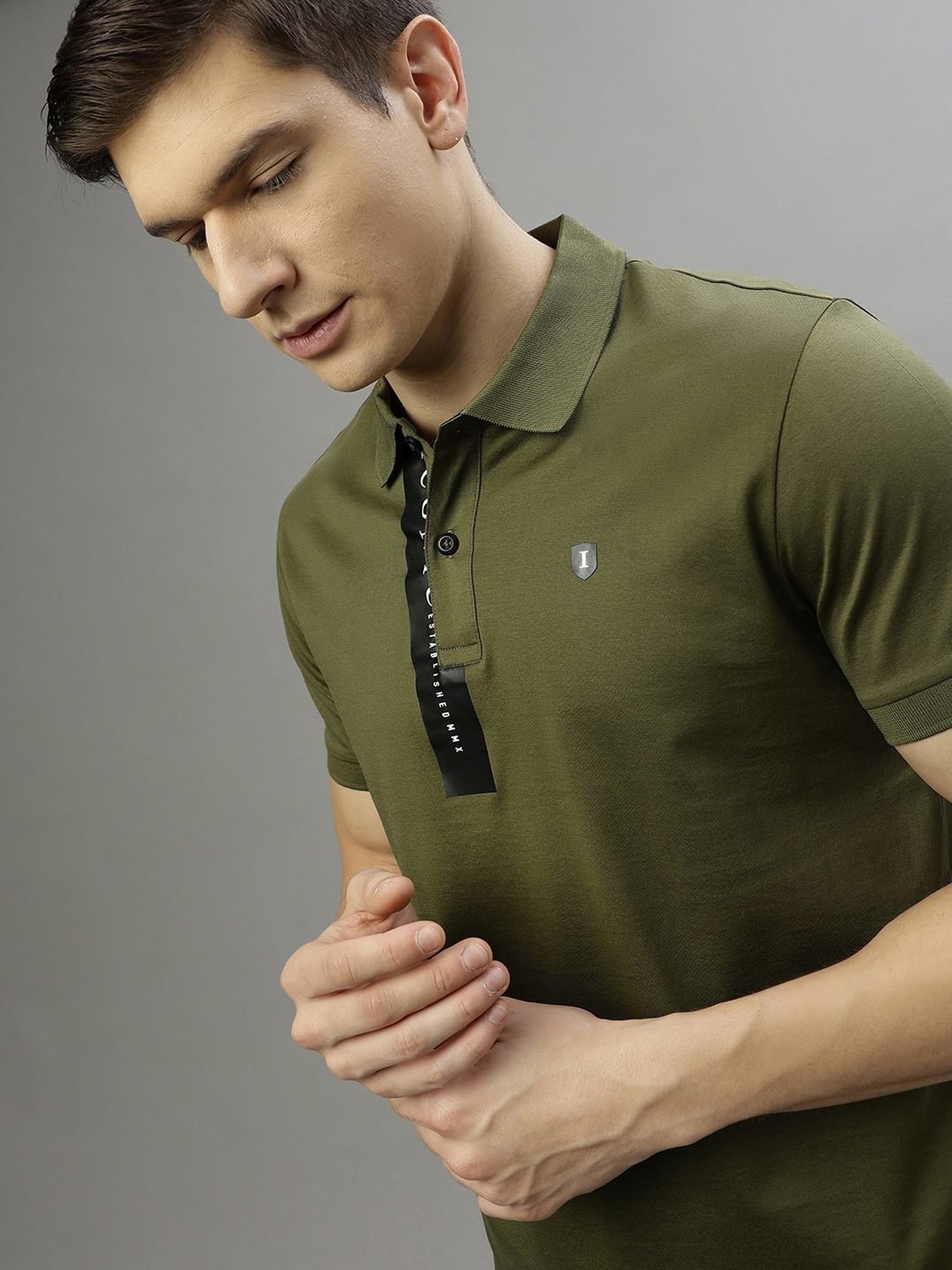 Iconic Men Solid Regular Fit Cotton T-shirt