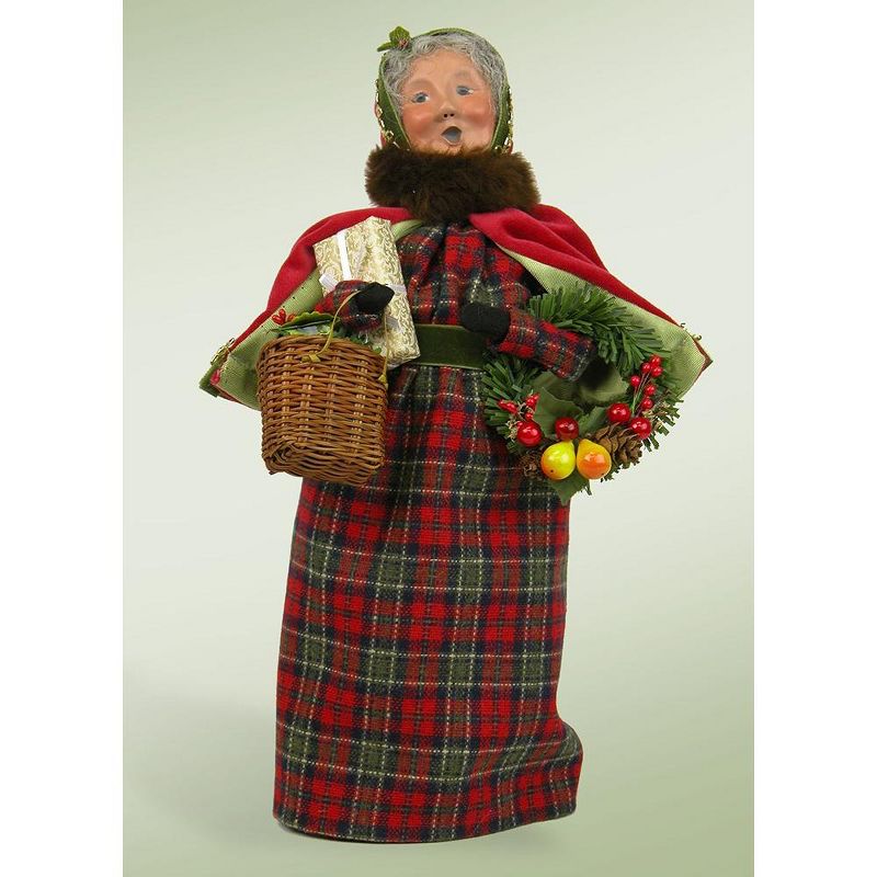 Byers Choice 13.5" English Countryside Jolly Mrs. Claus with Wreath Christmas Figure